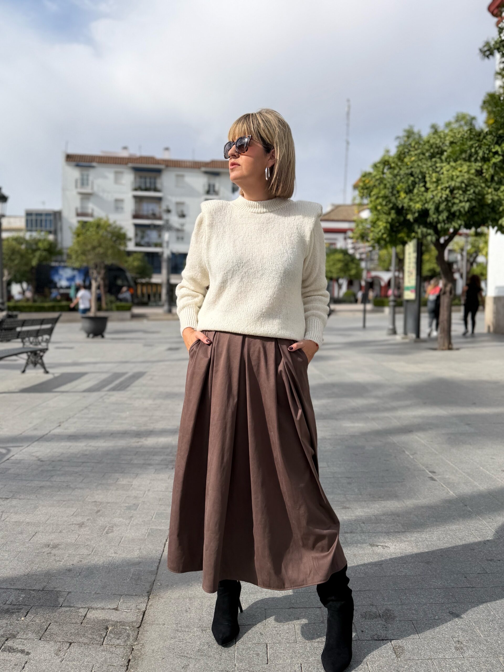 Falda antelina premium pliegues marrón. - Imagen 4