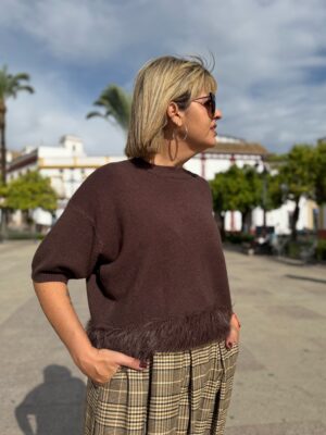 Jersey plumas marrón.