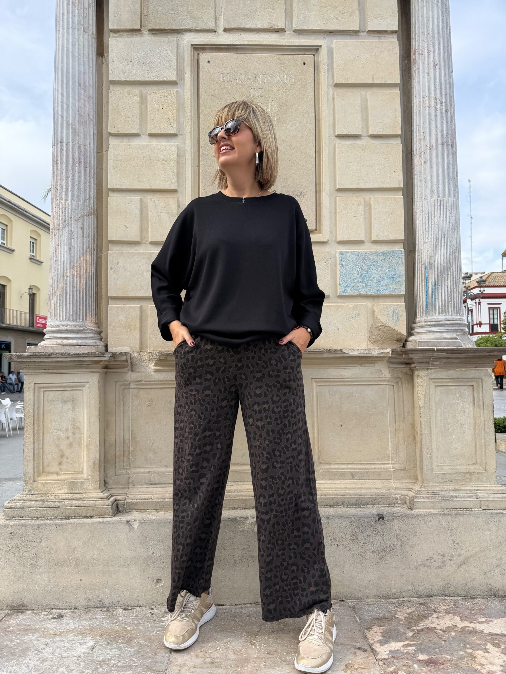 Pantalón sport animal print marrón. - Imagen 3