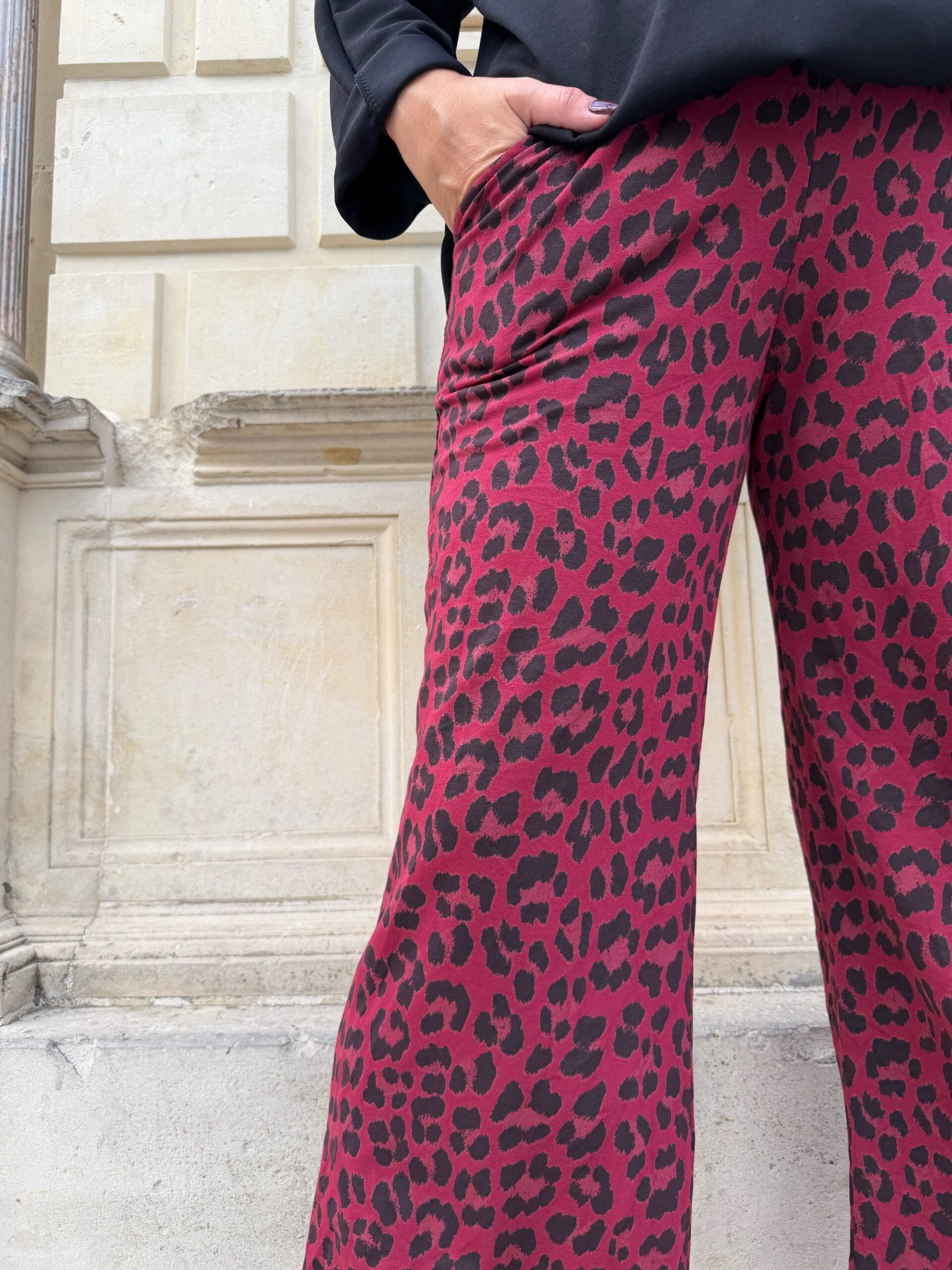 Pantalón sport animal print burdeos. - Imagen 2
