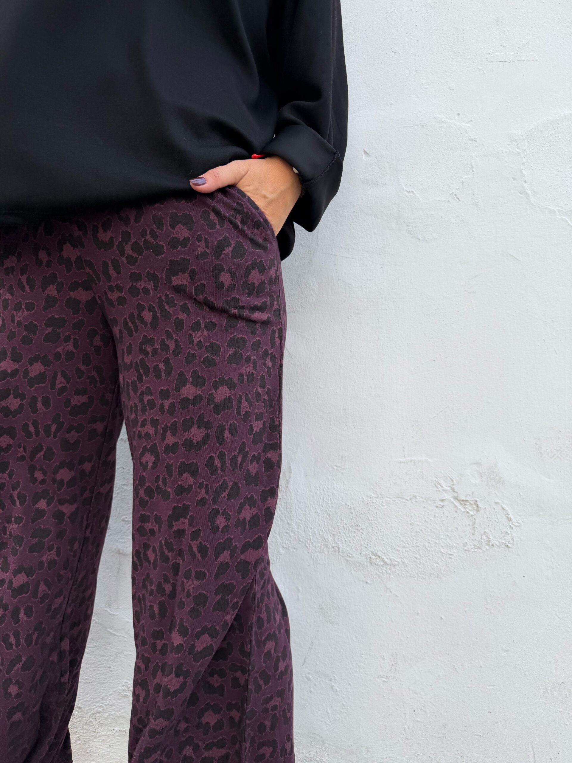 Pantalón sport animal print granate. - Imagen 3