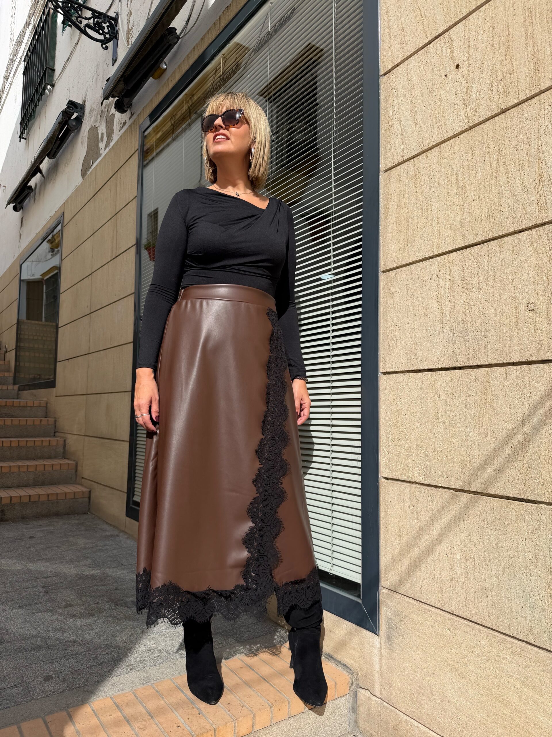 Falda poli piel marrón (encaje). - Imagen 5