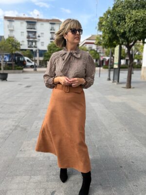 Falda antelina camel.