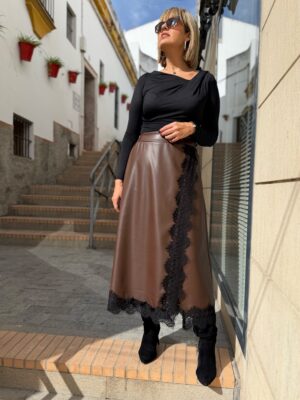 Falda poli piel marrón (encaje).