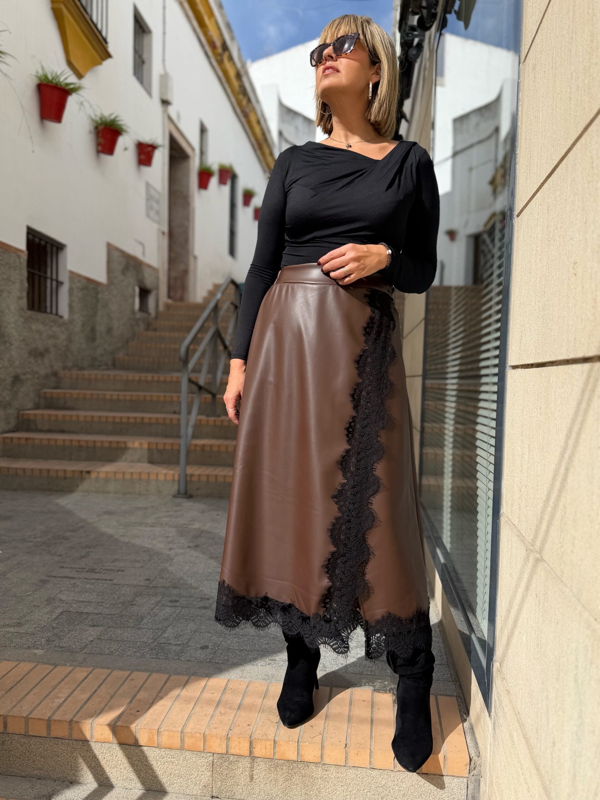 Falda poli piel marrón (encaje).