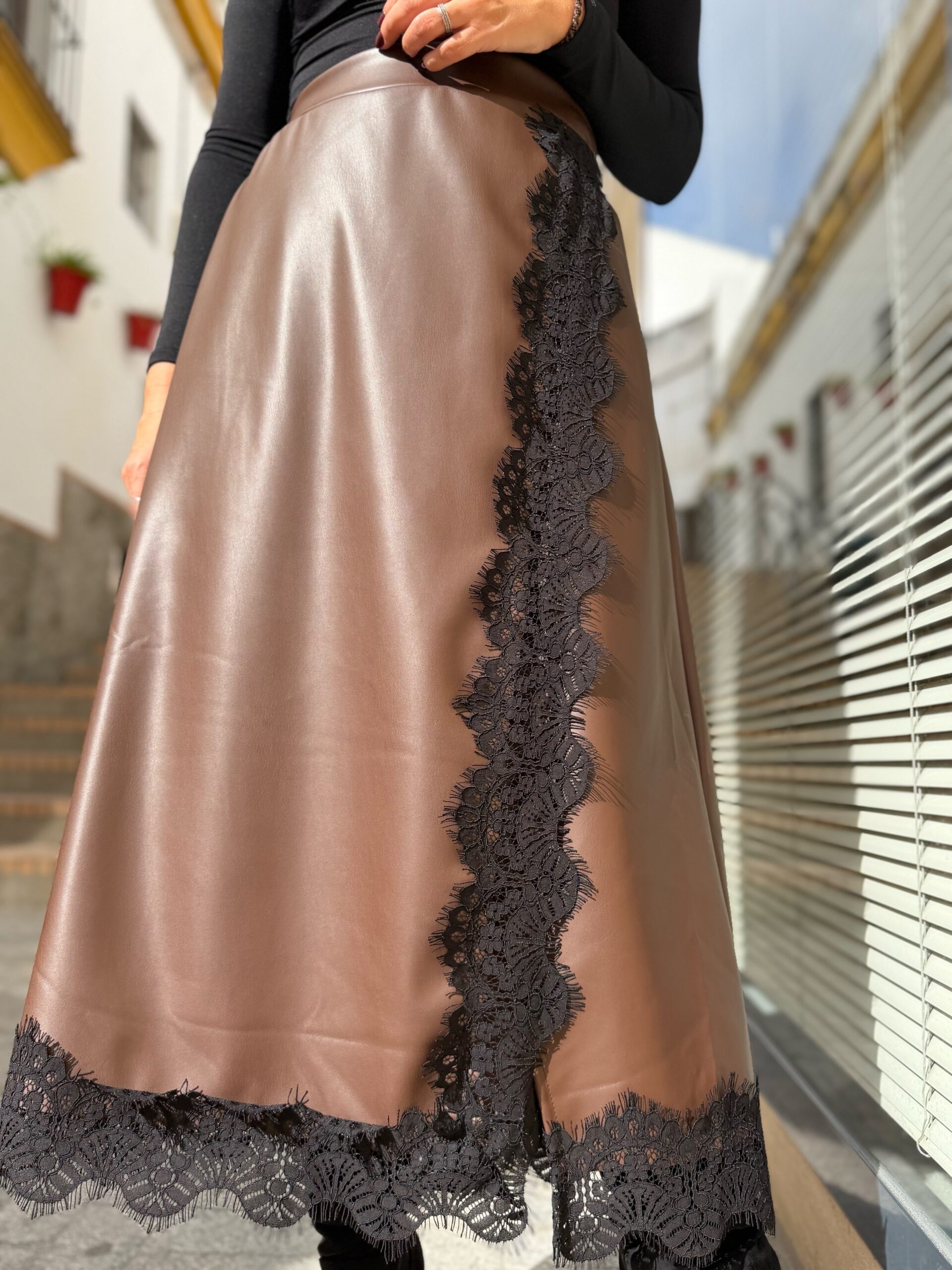 Falda poli piel marrón (encaje). - Imagen 3