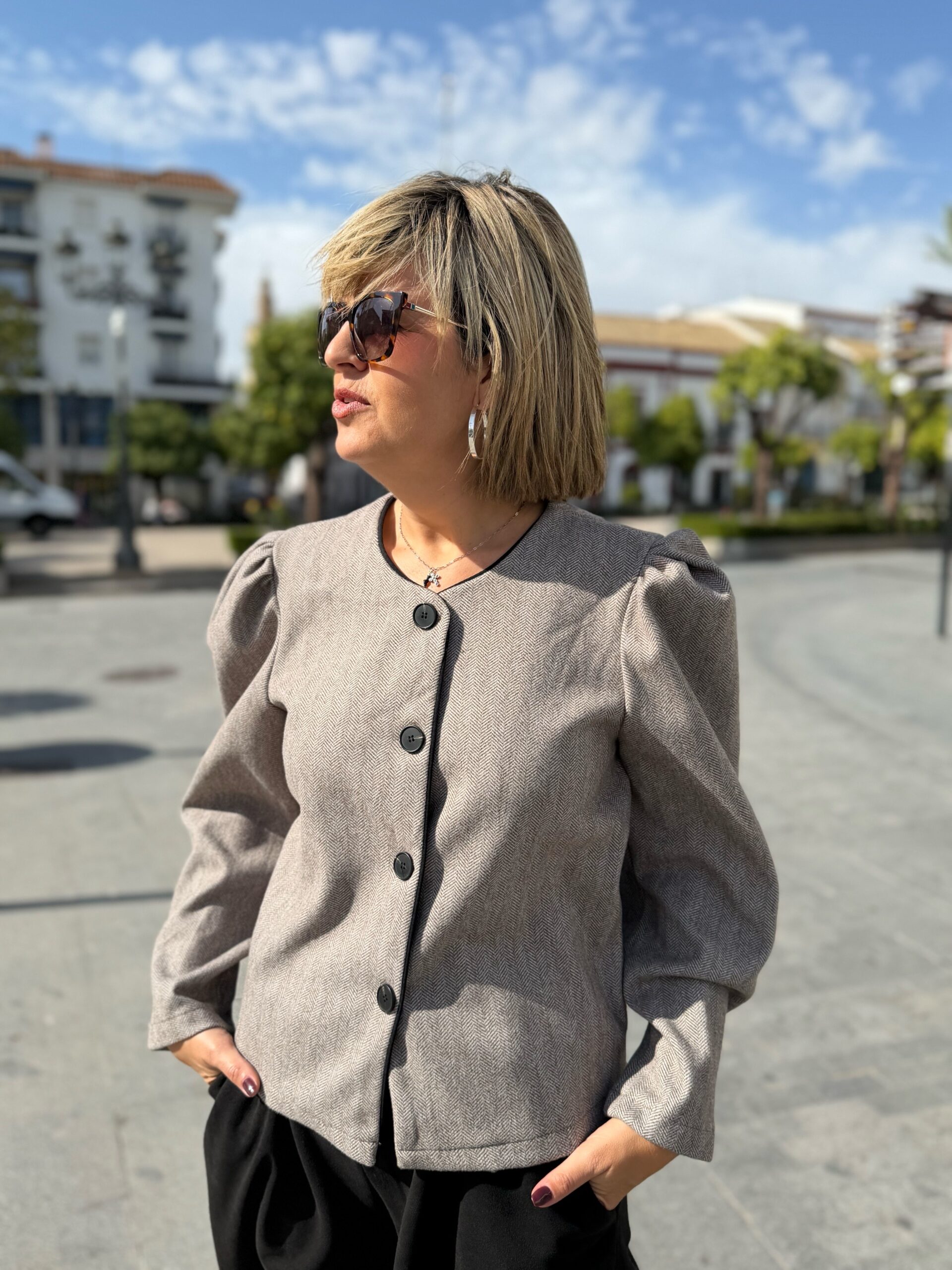 Chaqueta Helena beige.