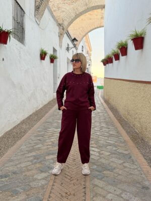 Conjunto Soft Glow tachuelas burdeos.