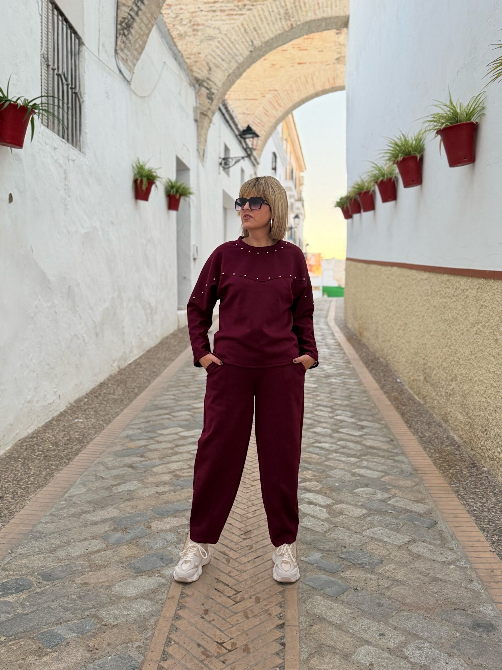 Conjunto Soft Glow tachuelas burdeos.