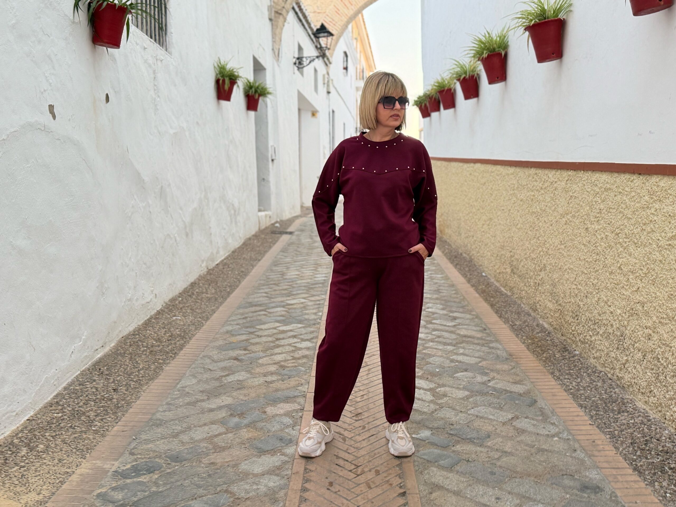 Conjunto Soft Glow tachuelas burdeos. - Imagen 2