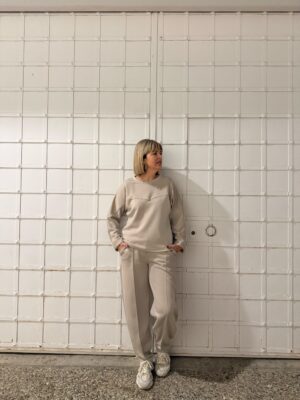 Conjunto Soft Glow tachuelas beige.