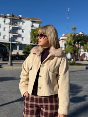 Abrigo corto cuello pelo beige.