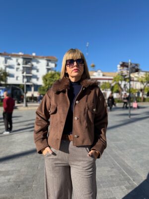 Abrigo corto cuello pelo marrón.