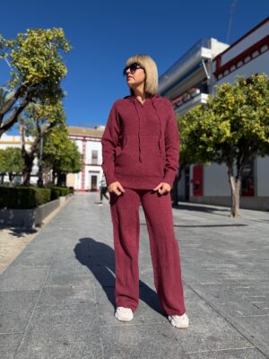 Conjunto de punto confort granate.