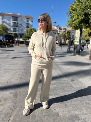 Conjunto de punto confort beige.