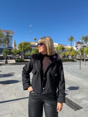 Abrigo corto cuello pelo negro.