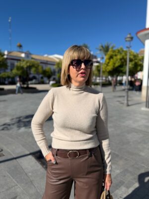 Jersey básico cuello perkins beige.