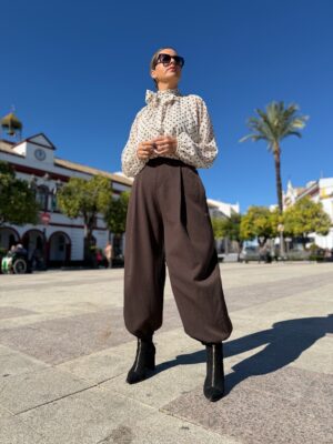 Pantalón vestir bombacho marrón.