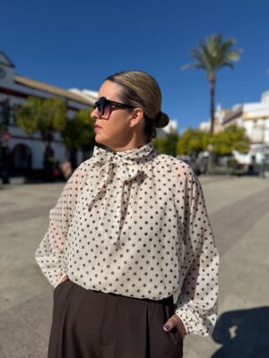 Camisa Lazo lunares beige.