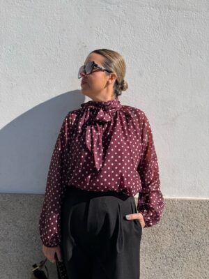 Camisa Lazo lunares burdeos.