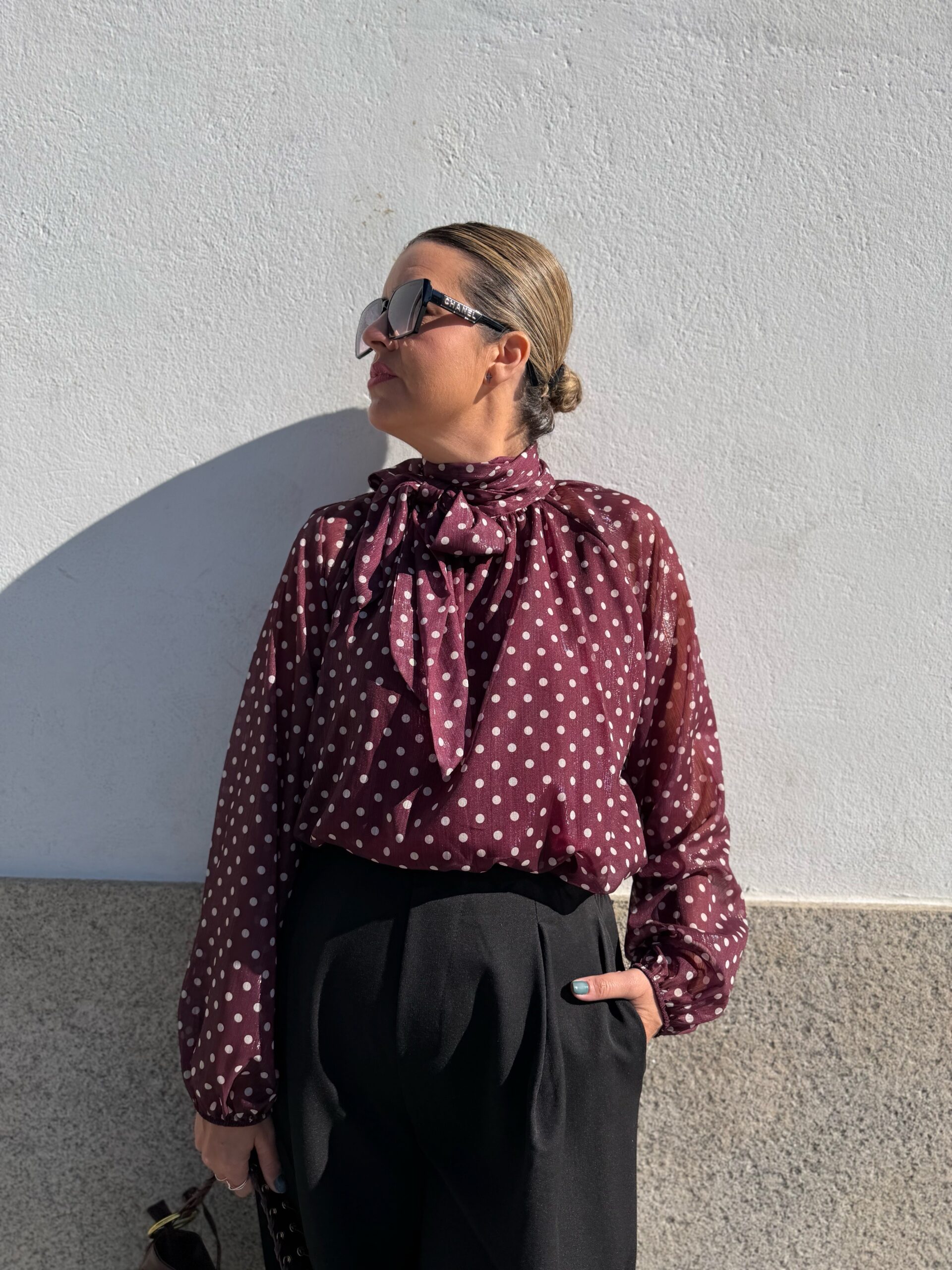 Camisa Lazo lunares burdeos.