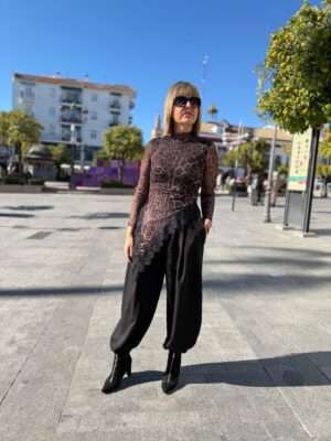 Top asimetrico animal print.