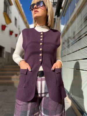 Chaleco berenjena botón dorado.