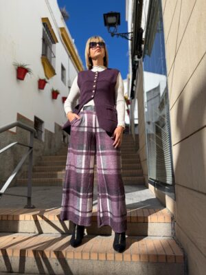 Pantalón cuadros berenjena.