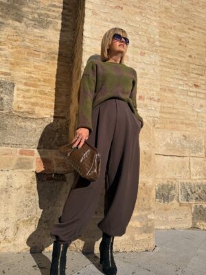 Pantalón vestir bombacho marrón.