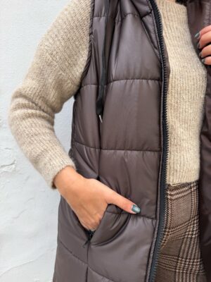 Chaleco acolchado marrón.