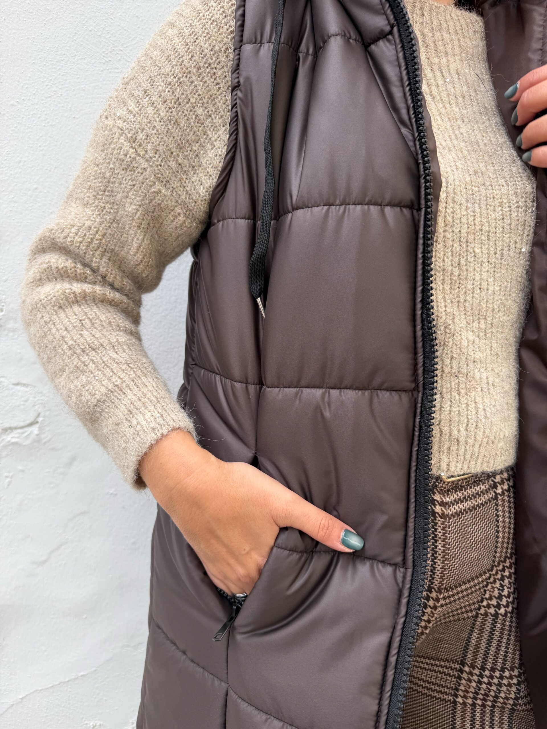 Chaleco acolchado marrón.