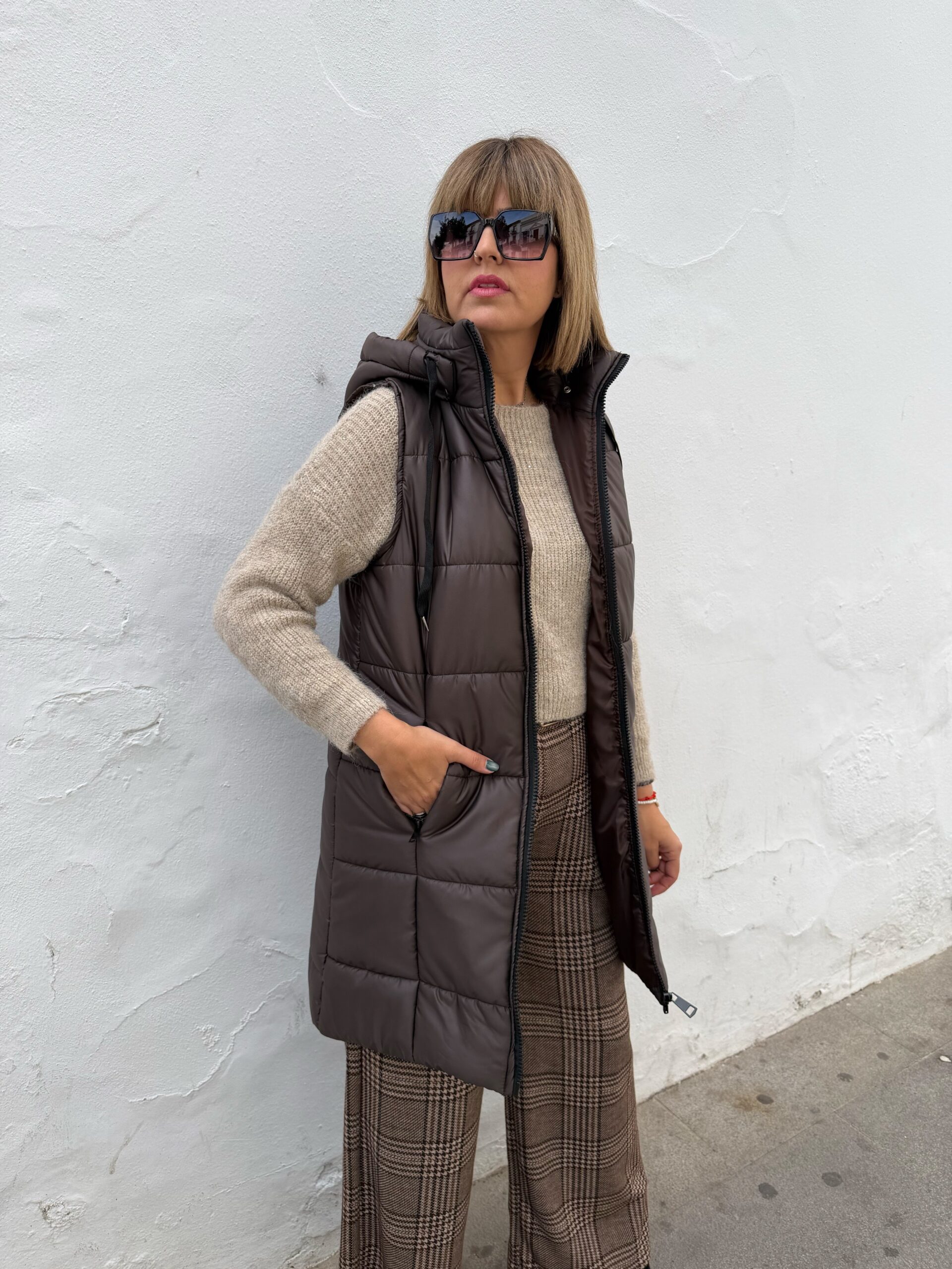 Chaleco acolchado marrón. - Imagen 3