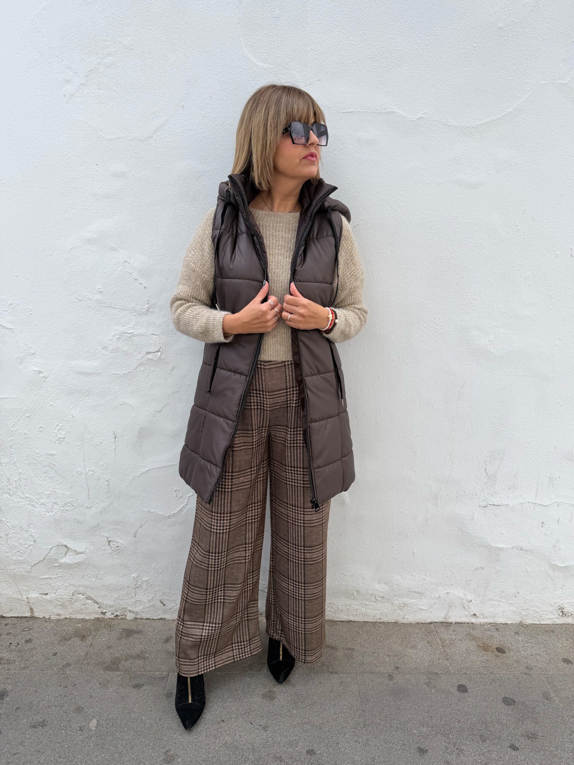 Chaleco acolchado marrón. - Imagen 4