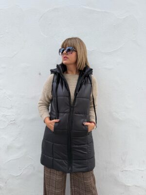 Chaleco acolchado negro.