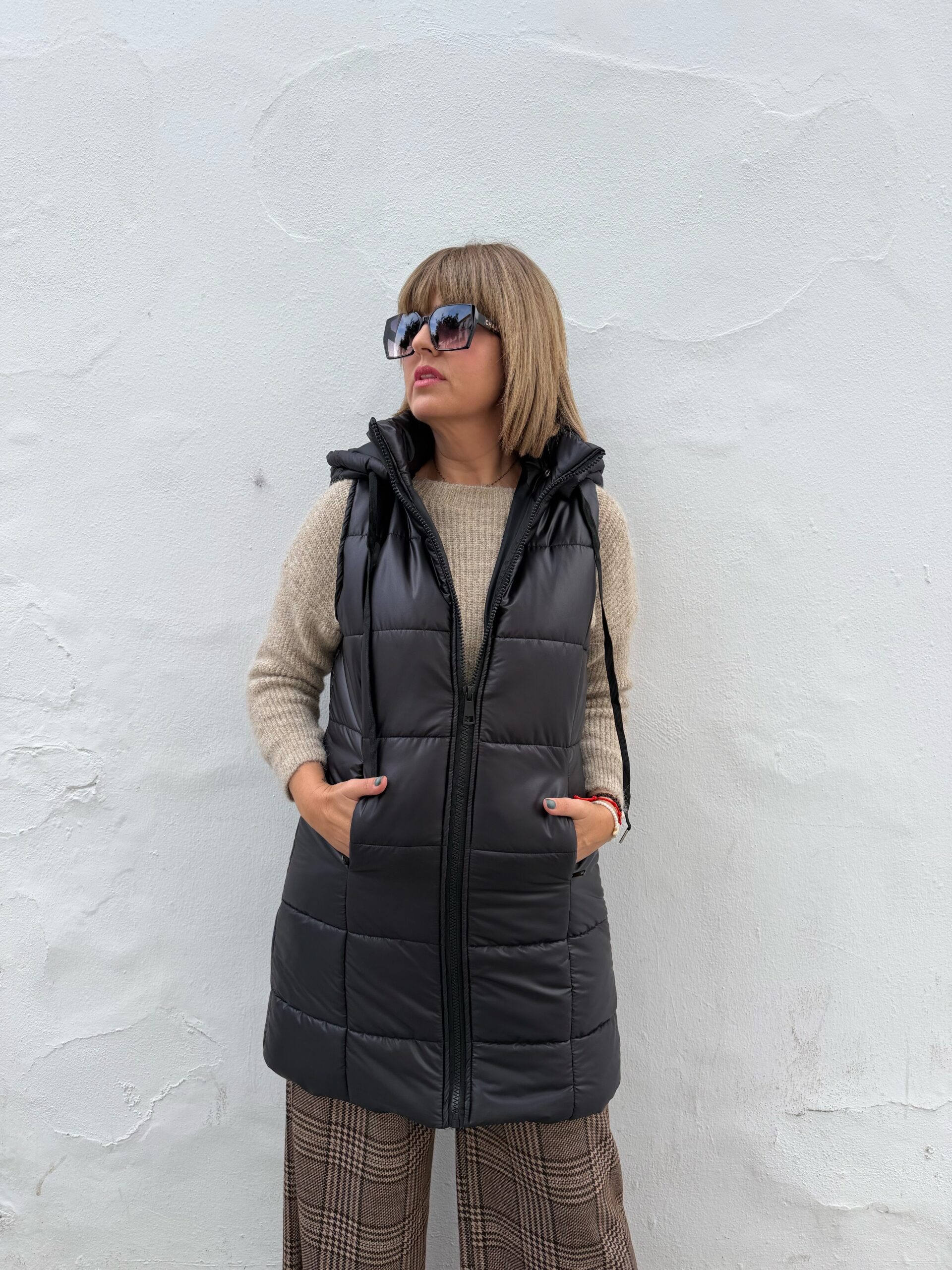 Chaleco acolchado negro.