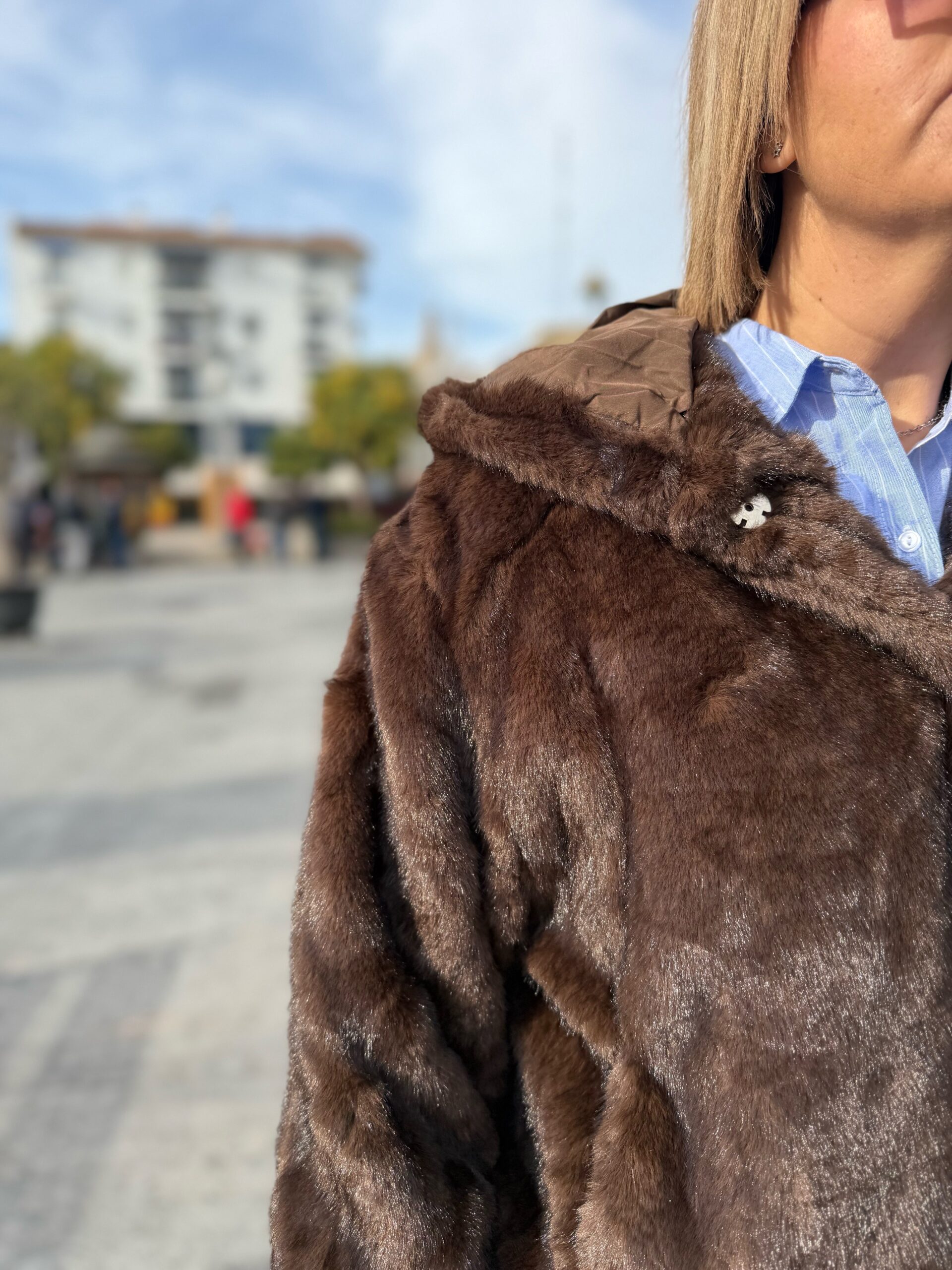 Abrigo pelo capucha marrón. - Imagen 3