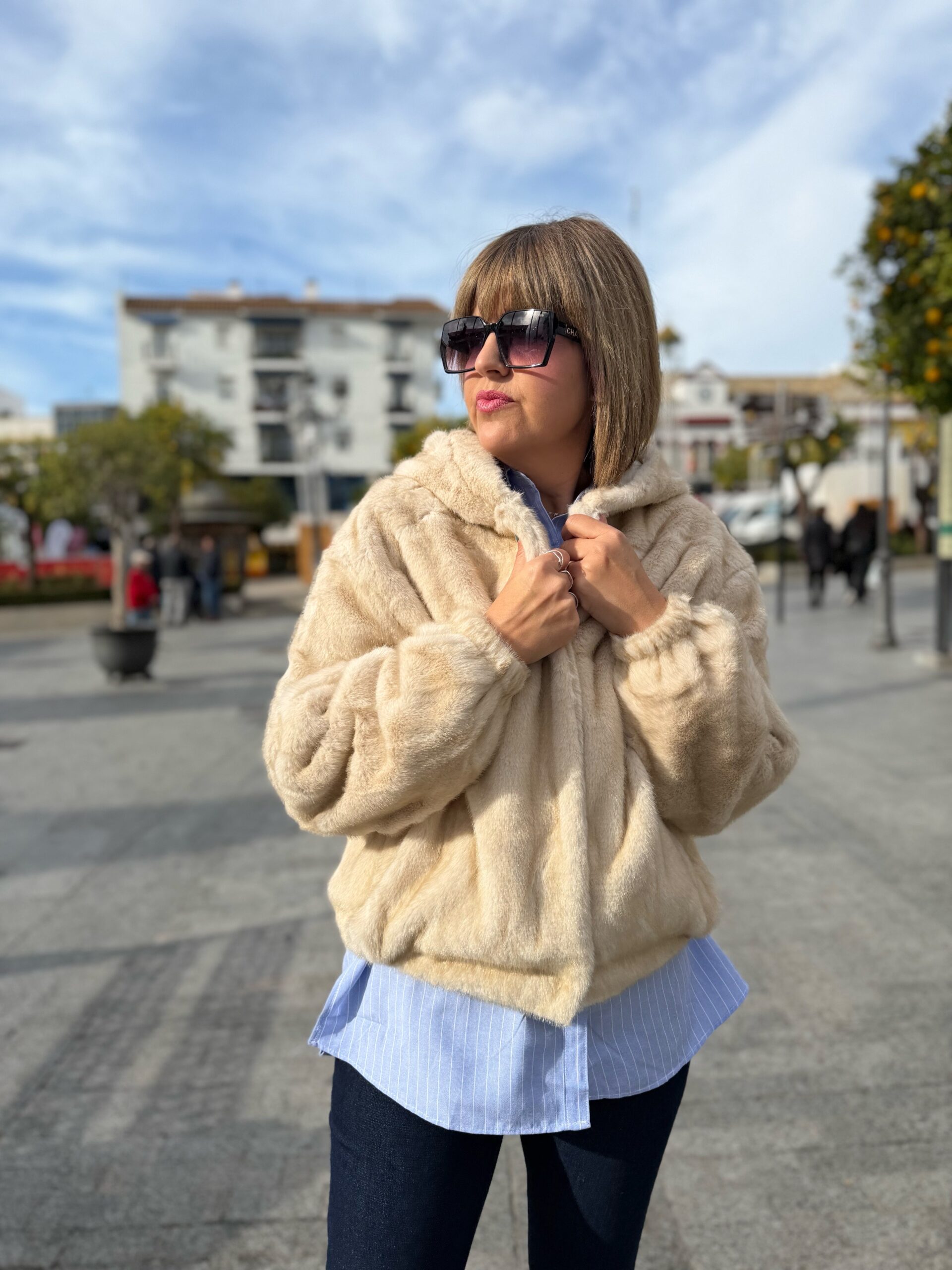 Abrigo pelo capucha beige.