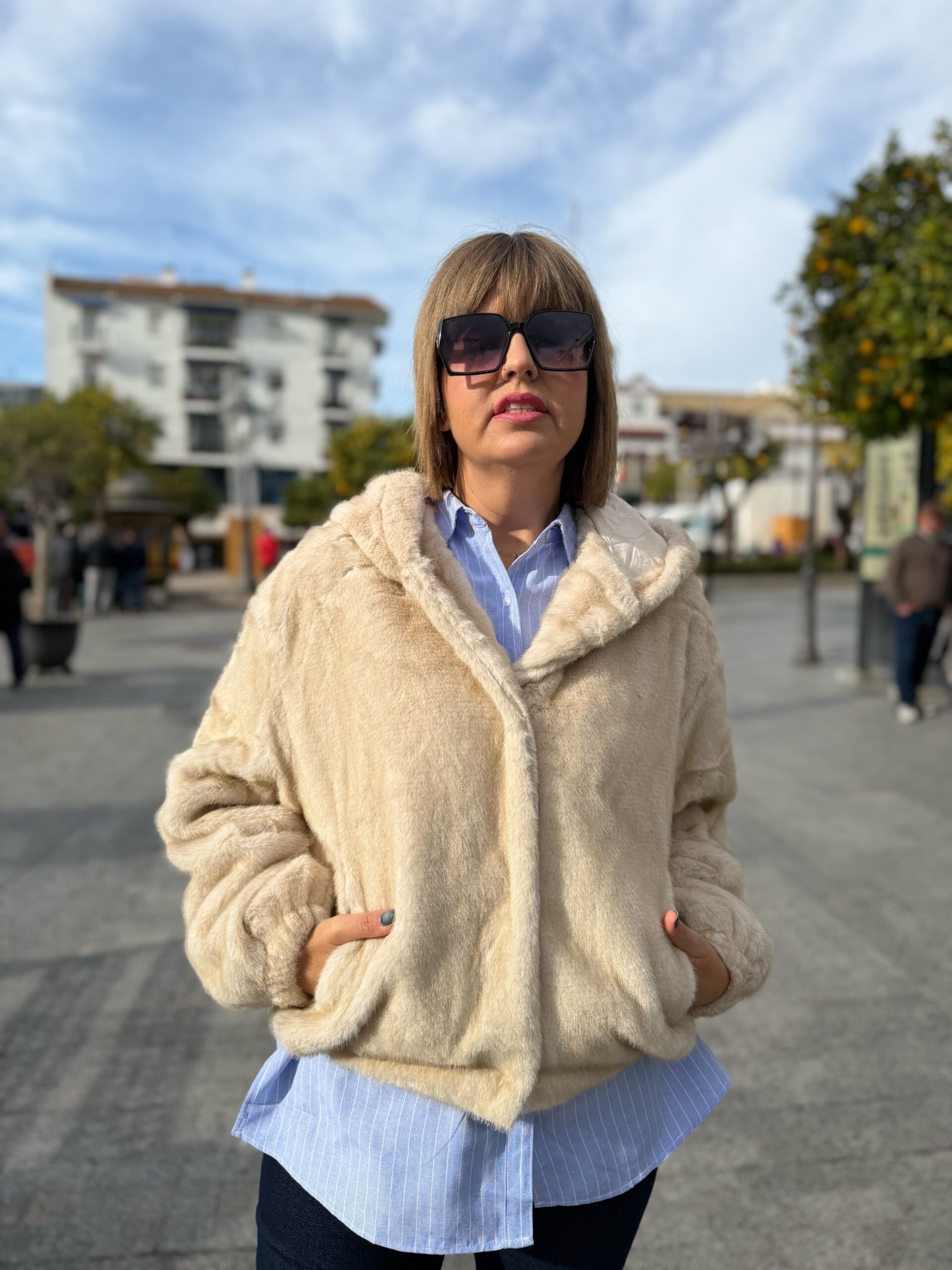 Abrigo pelo capucha beige. - Imagen 4