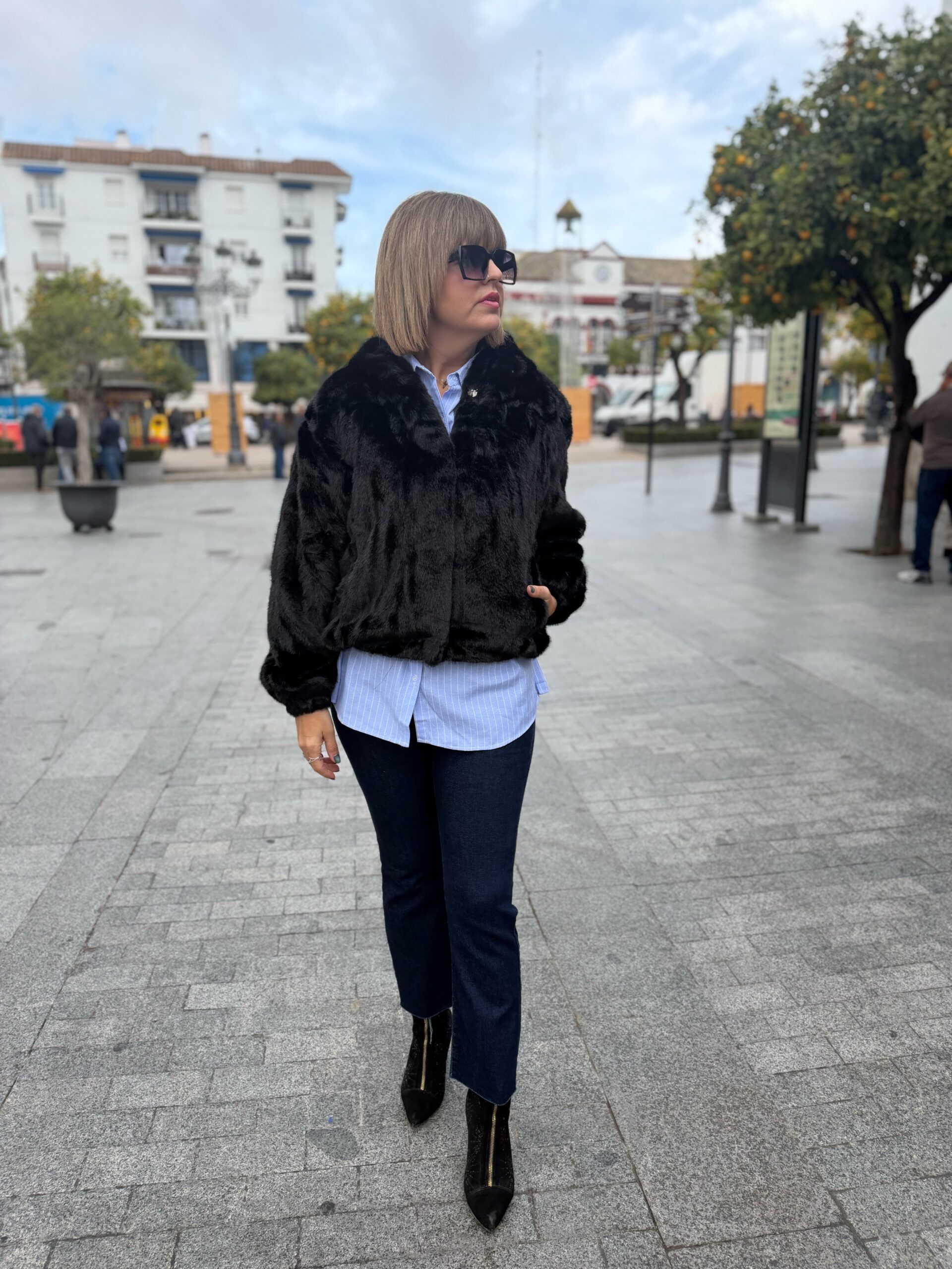 Abrigo pelo capucha negro. - Imagen 3