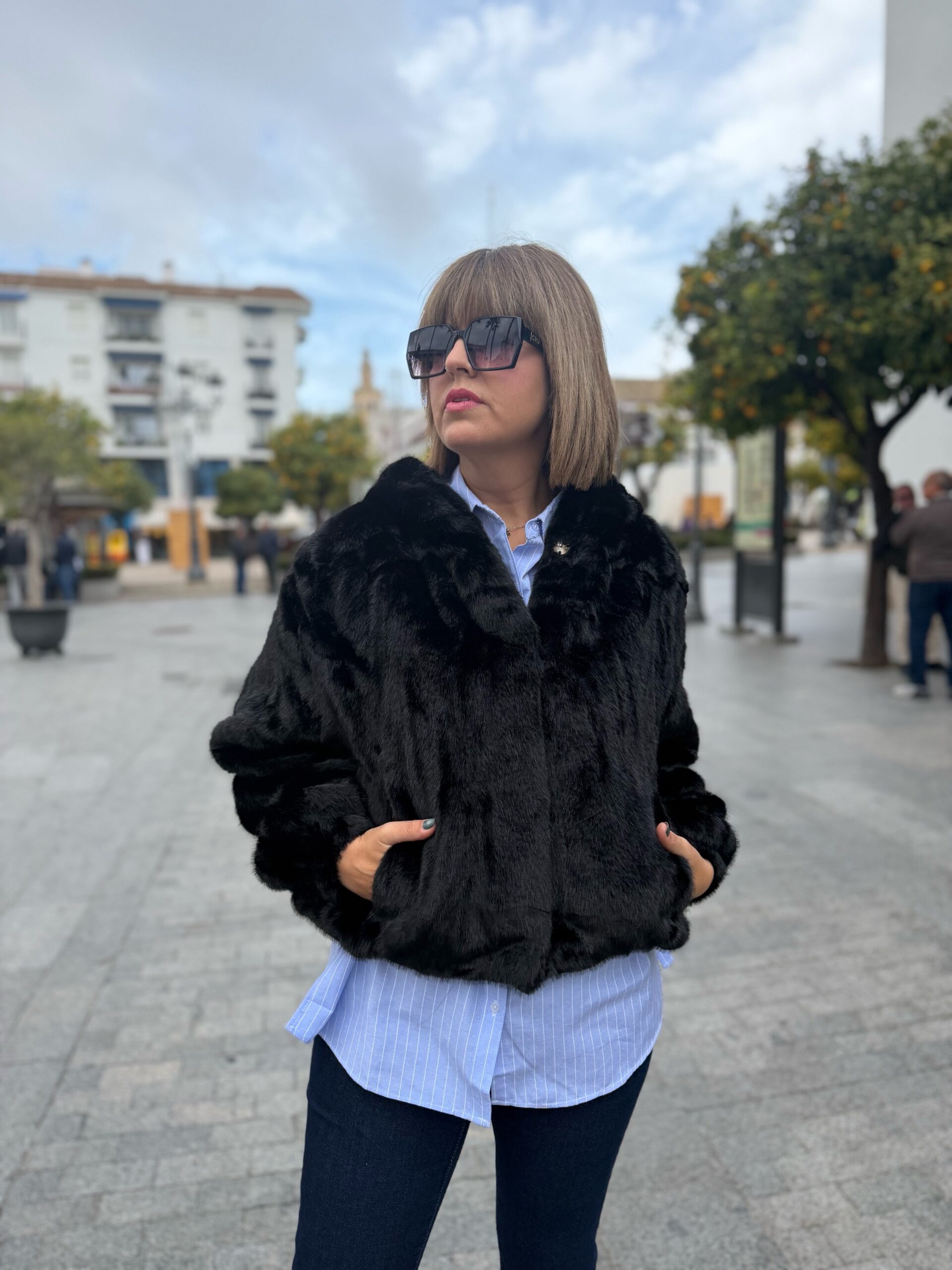 Abrigo pelo capucha negro.