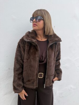 Abrigo pelo cremallera marrón.