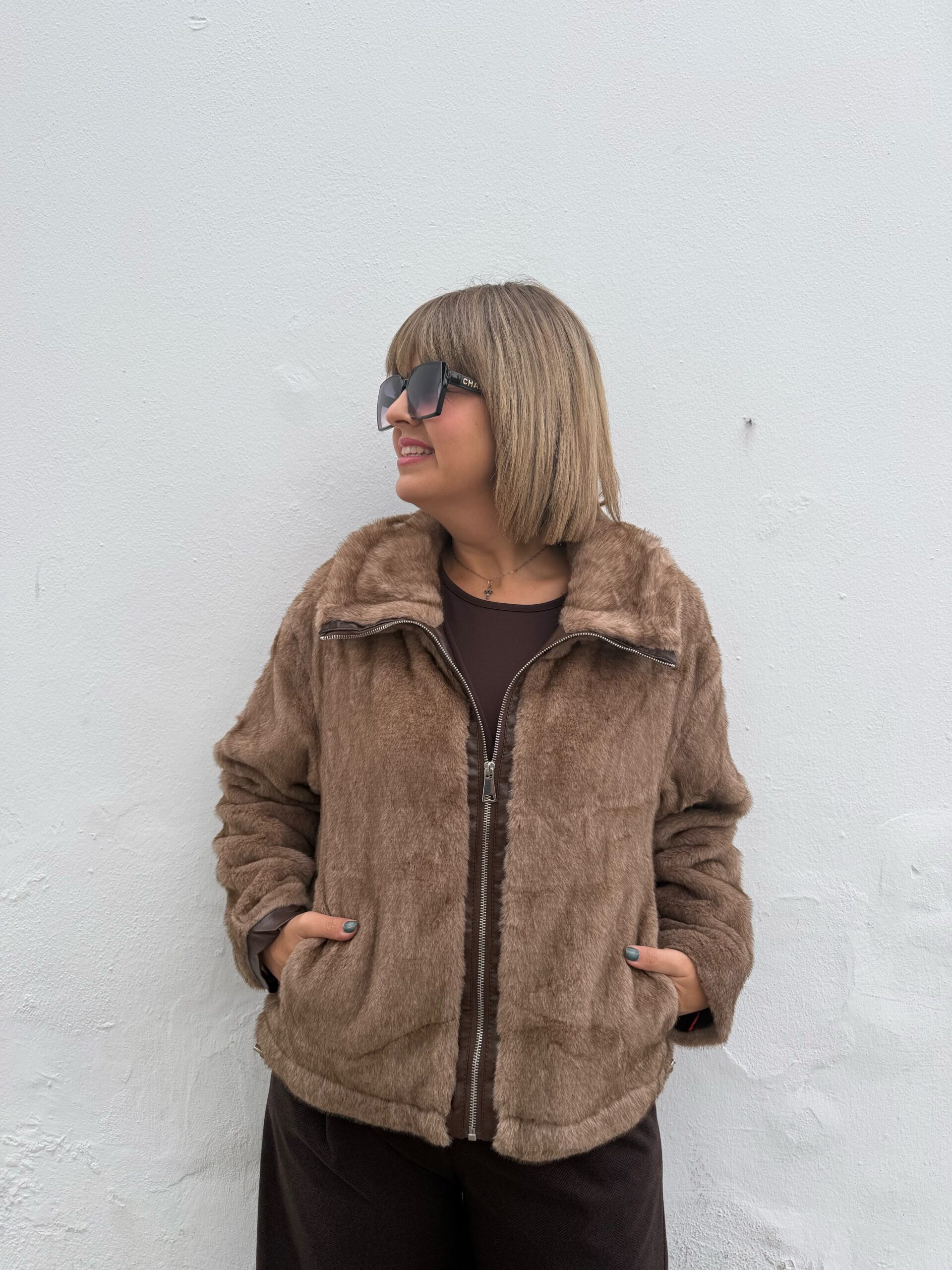 Abrigo pelo cremallera camel.