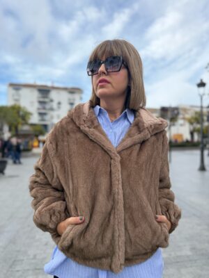 Abrigo pelo capucha topo,