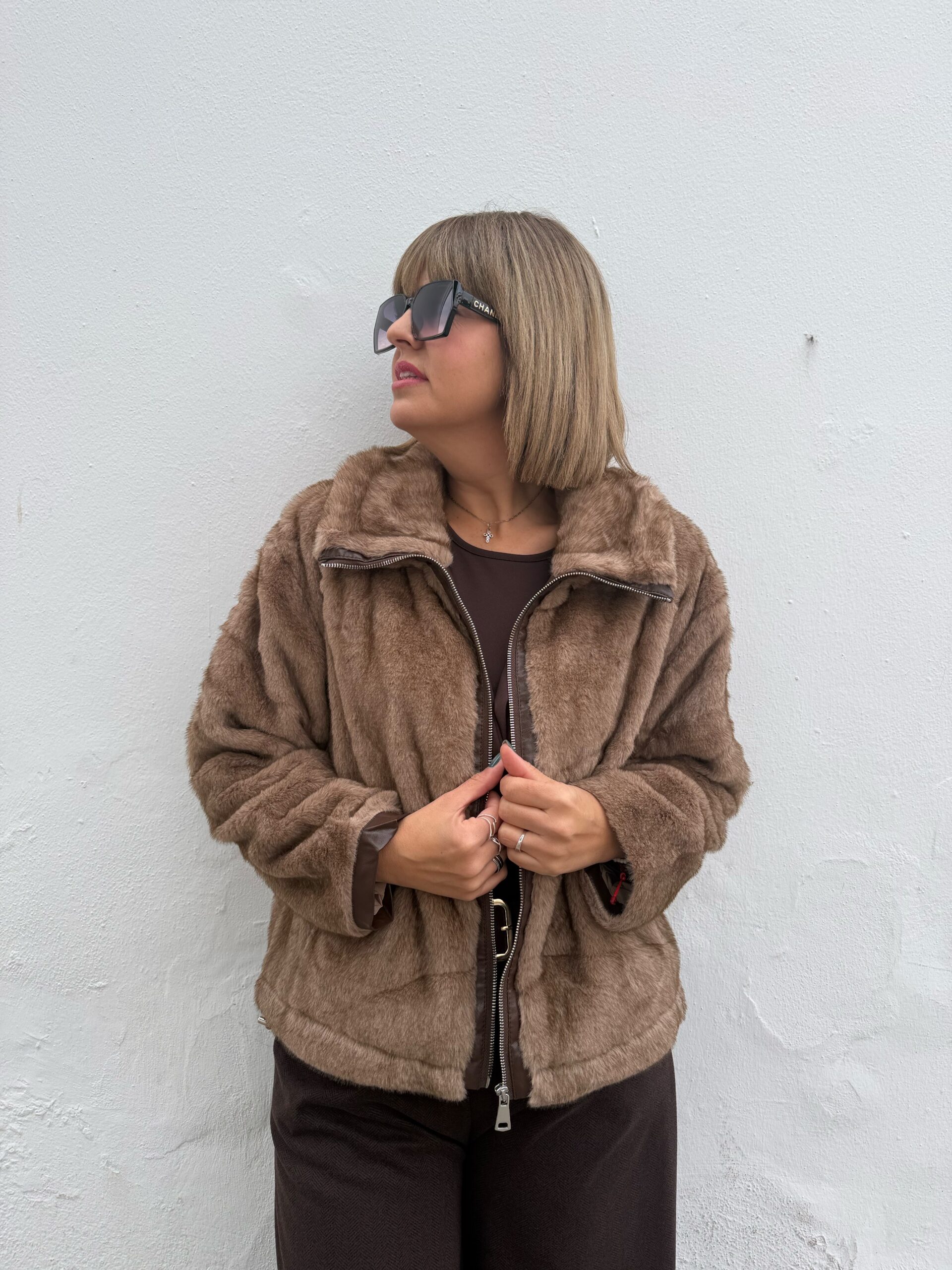 Abrigo pelo cremallera camel. - Imagen 3