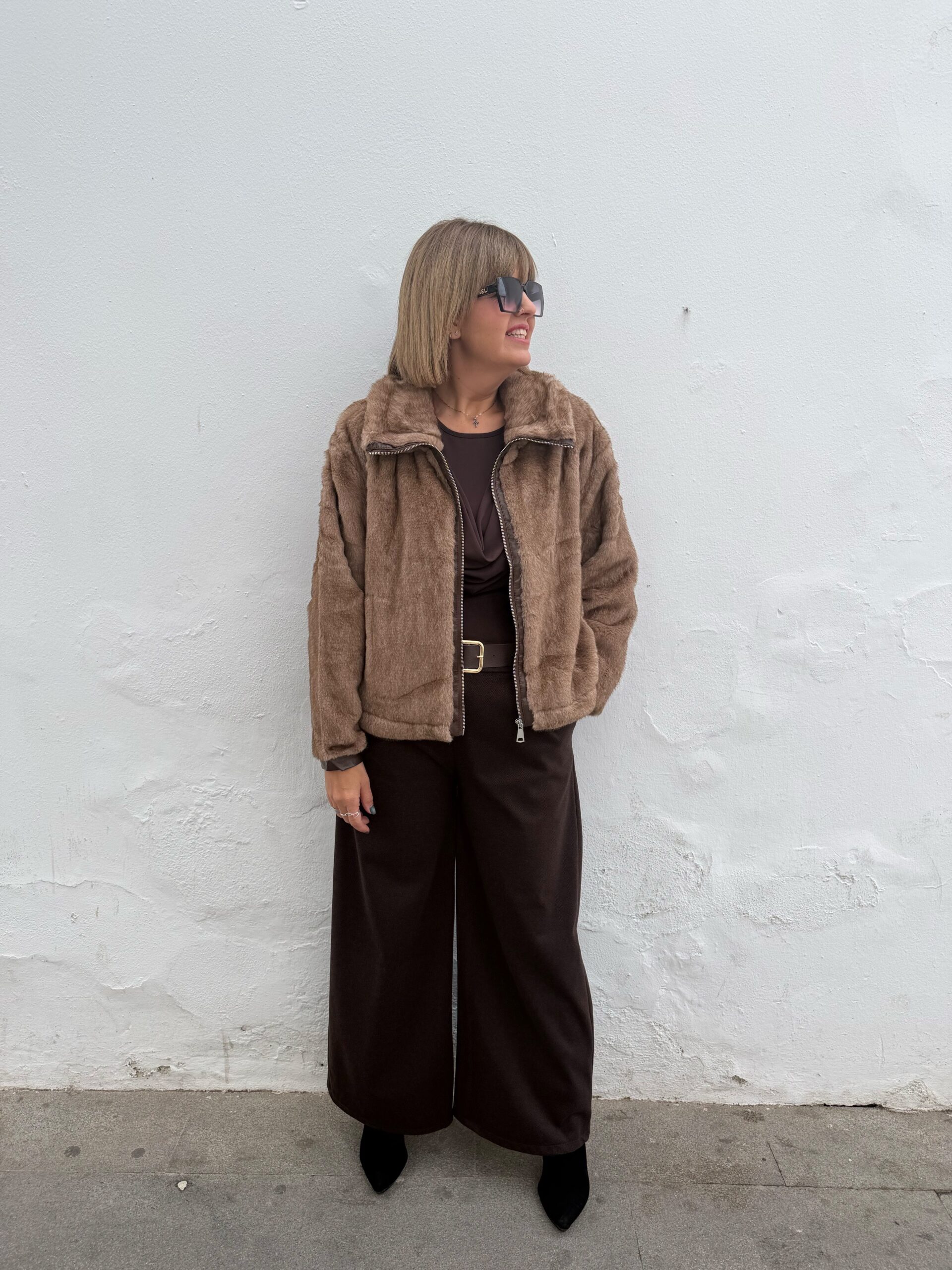 Abrigo pelo cremallera camel. - Imagen 4