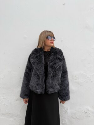 Abrigo pelo solapa negro.