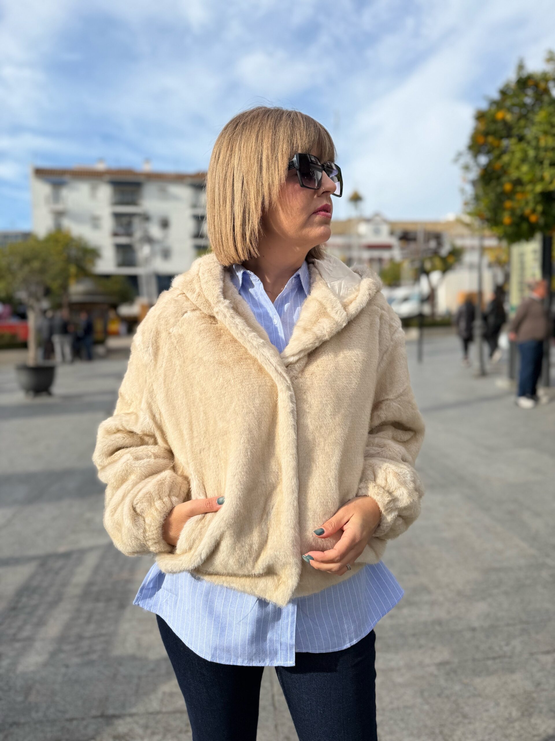 Abrigo pelo capucha beige. - Imagen 3