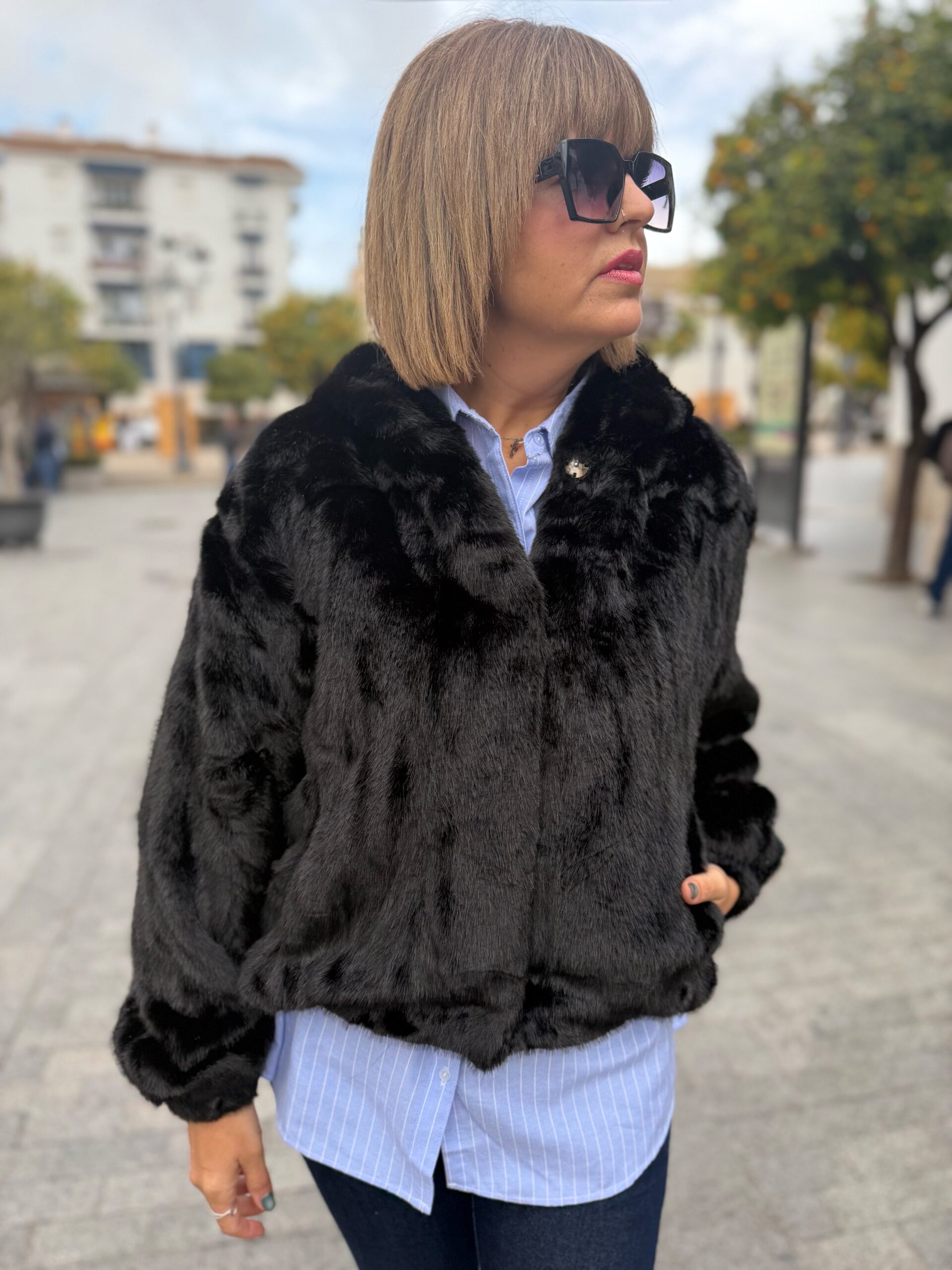 Abrigo pelo capucha negro. - Imagen 2