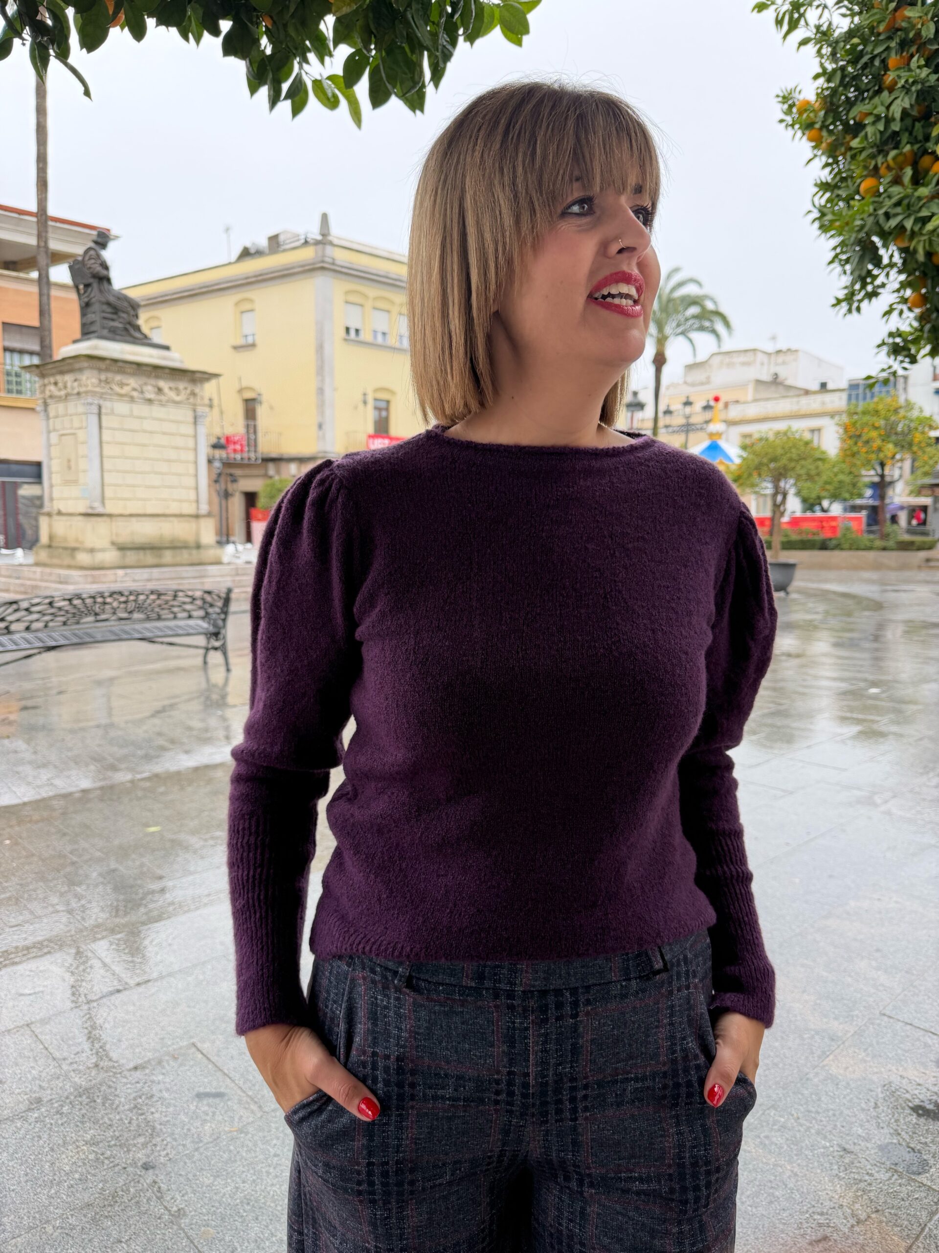 Jersey manga abullonada berenjena.