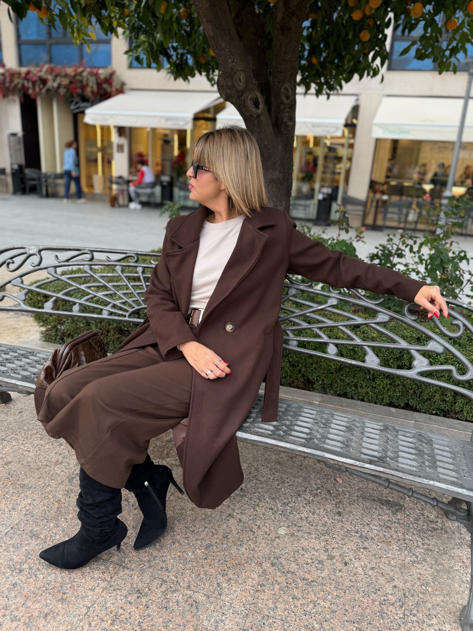 Pantalón recto midi marrón chocolate. - Imagen 2